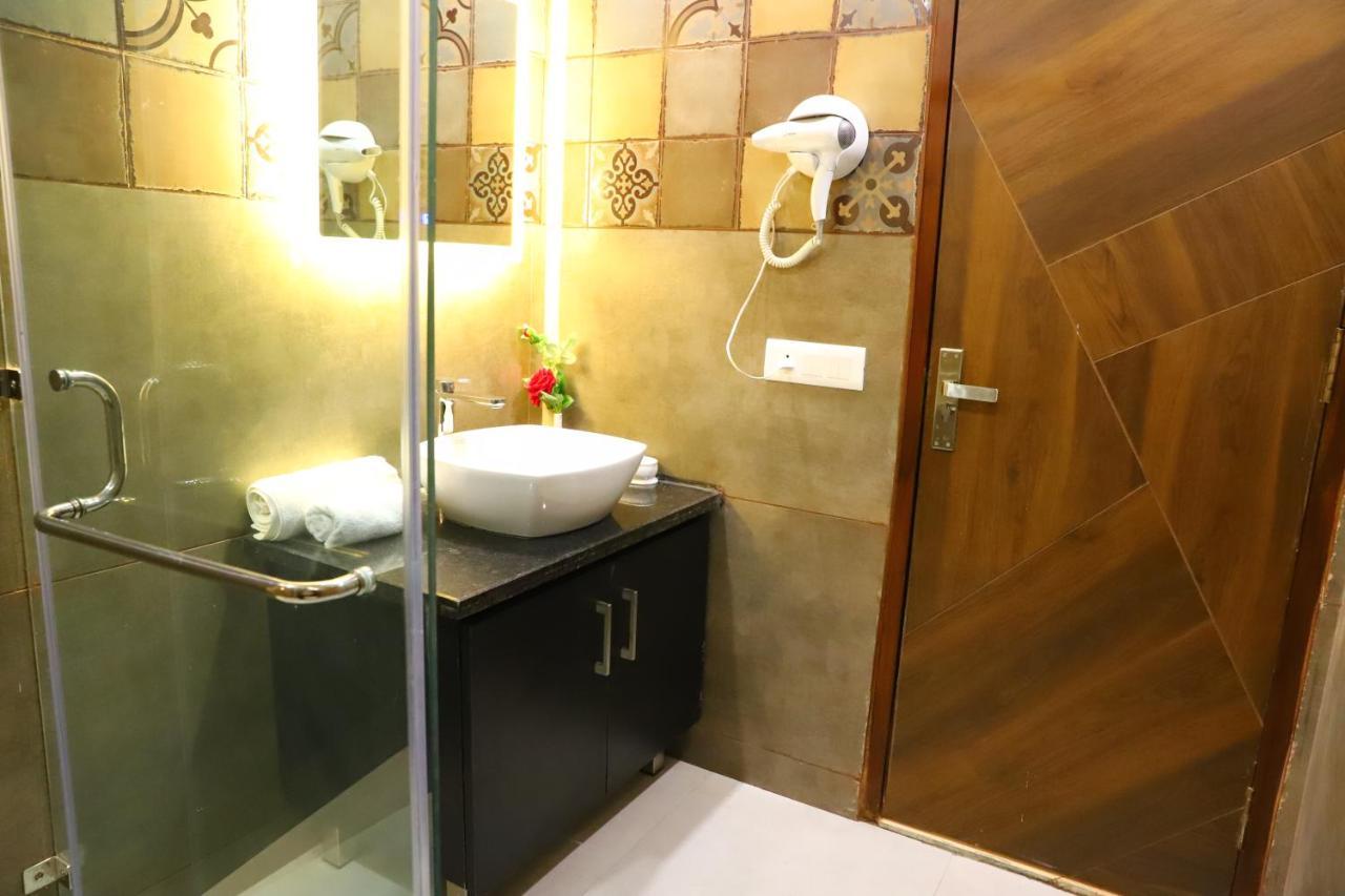 Hotel Malbork Inn Rajouri Garden Delhi - Couple Friendly Local Ids Accepted Neu-Delhi Exterior foto